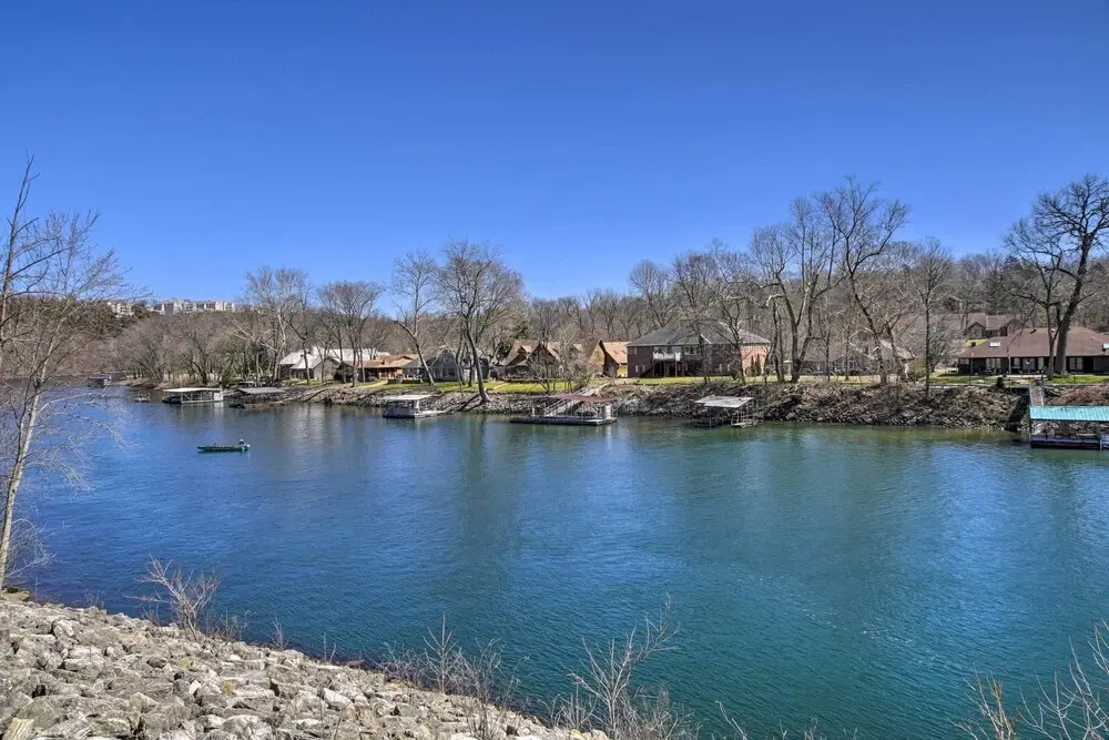 Lakefront Branson Condo w/ Porch & Dock Access