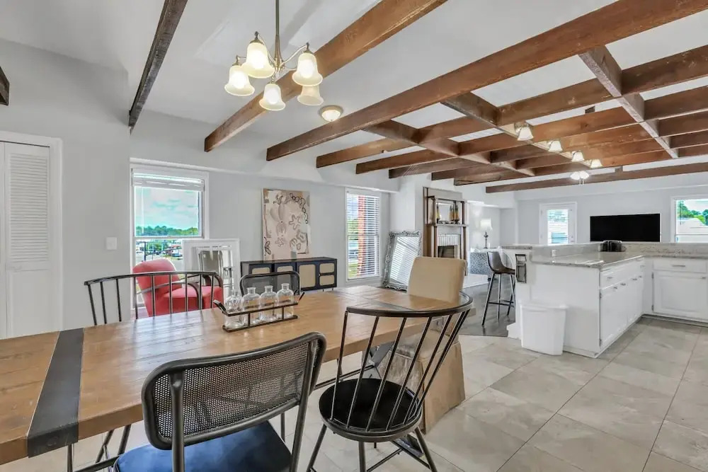 Penthouse Loft- Balcony Over Downtown Statesboro