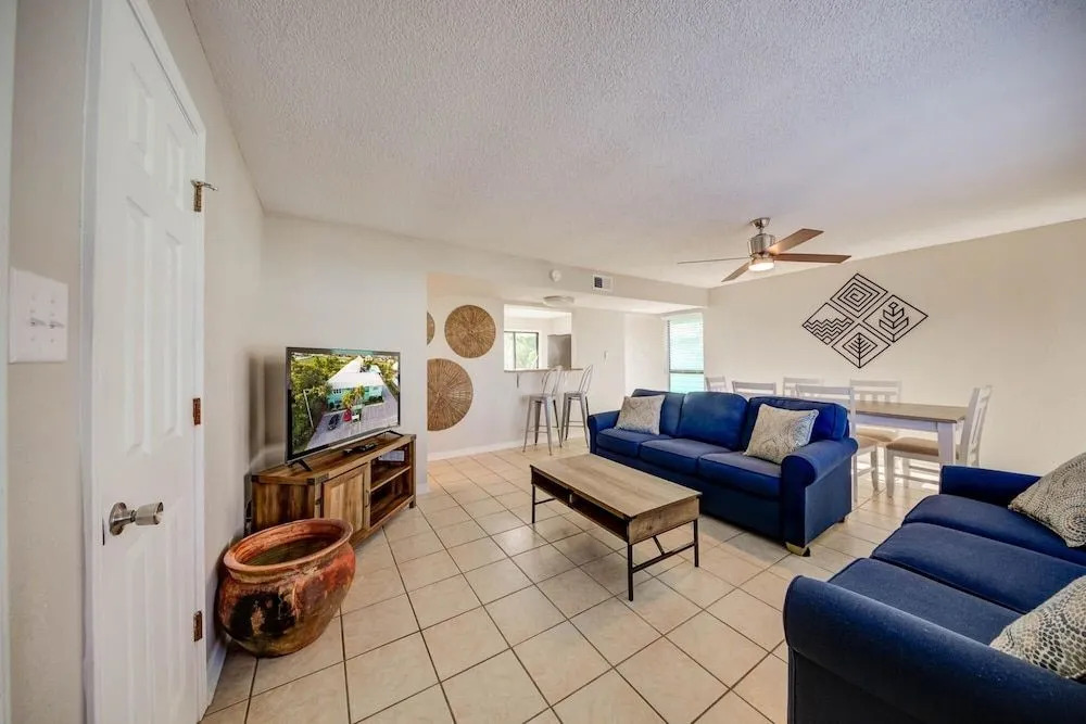 Peaceful condo in Gulf Shores with outdoor pool