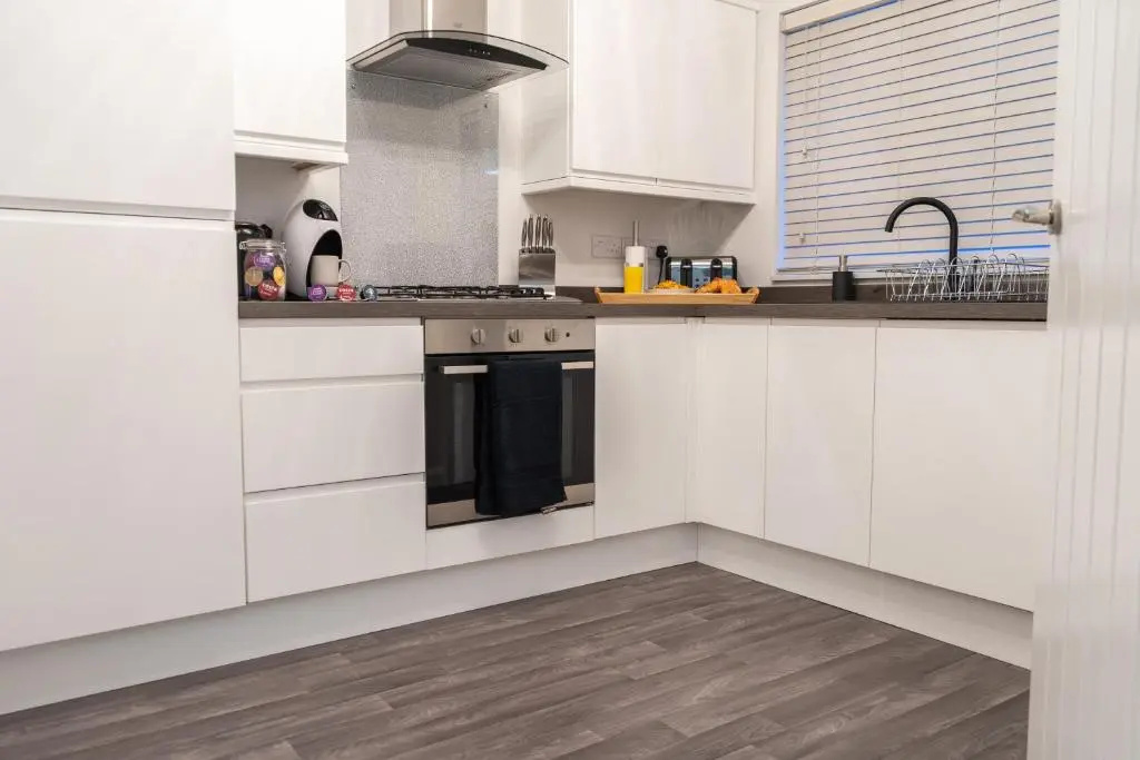 Modern 2 Bed Apartment on Edge of City Centre, 2xFREE Private Parking, Ground Floor & Private Entrance in Quiet Neighbourhood
