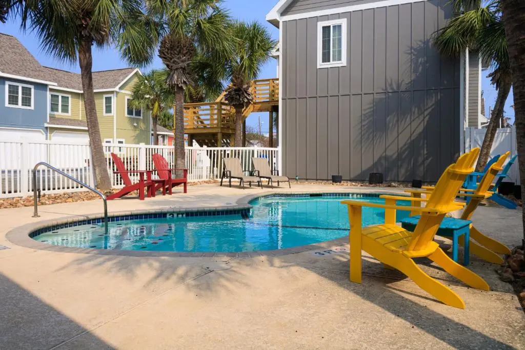 FH4 Charming 3 Bedroom Condo, Near Beach, Shared Pool