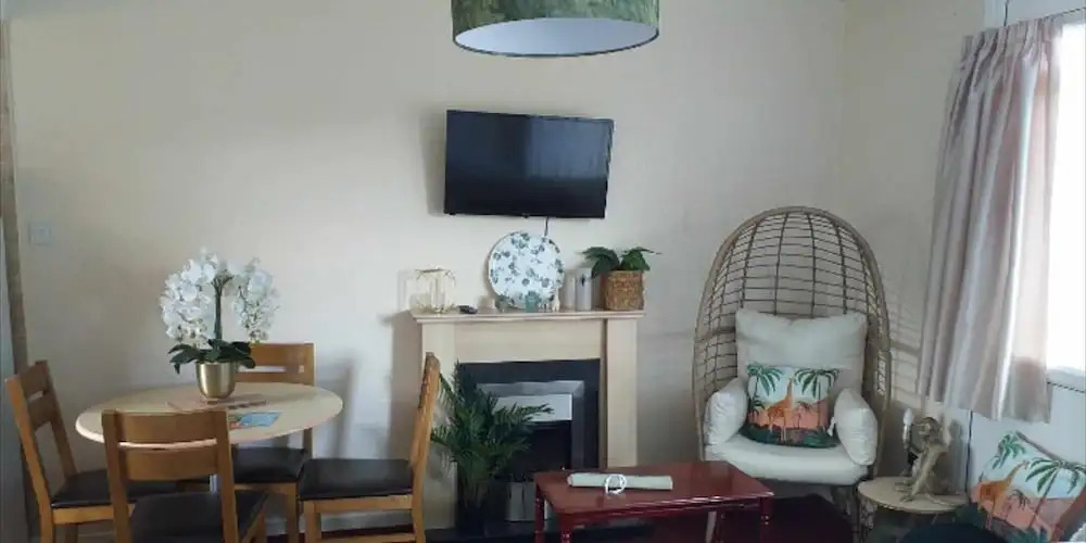 2 Bed Chalet Sleeps 5 - Pets, Parking, Near Beach