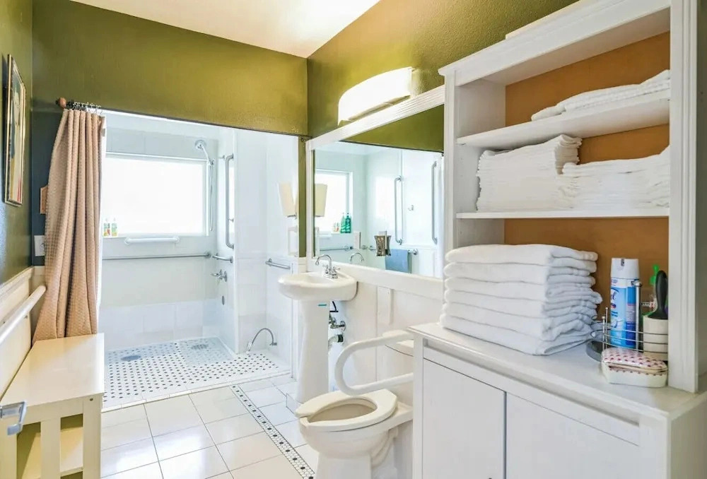592 6 Bedrooms Walking Distance to Airport