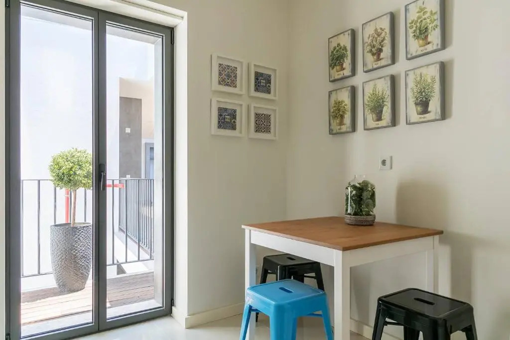 Very central and cool 2 bed apartment with balcony & parking 77 by Lisbonne Collection