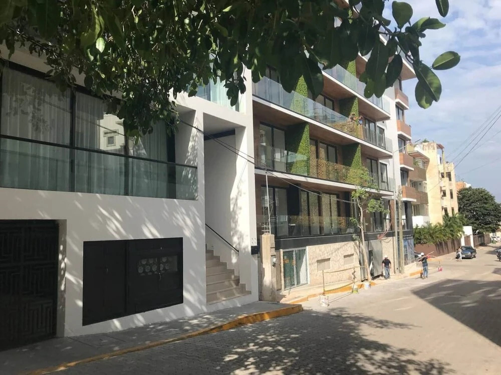 Modern Condo quiet and close to beach