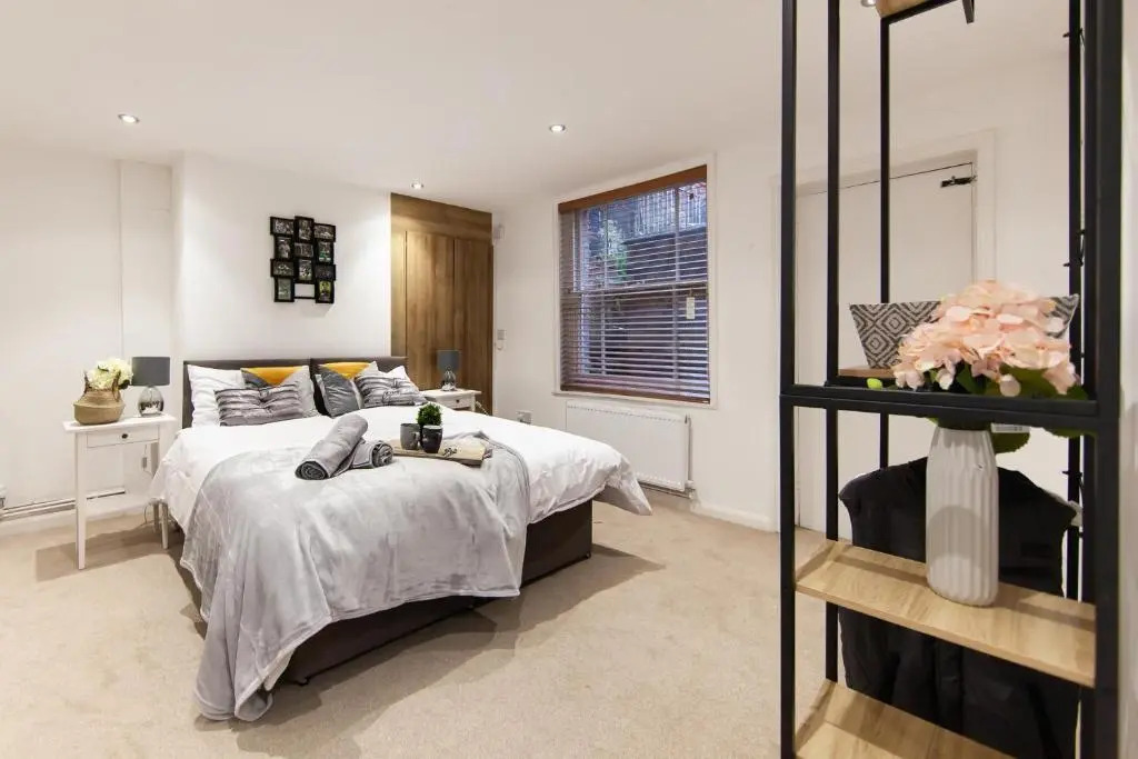 Large House - Contractors & Families & Private Parking