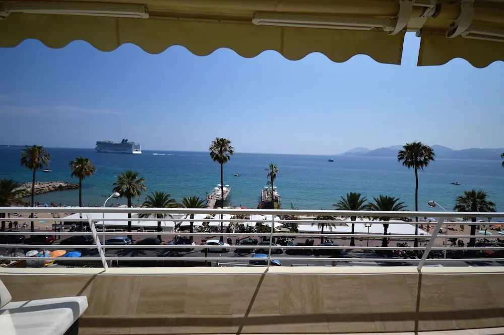 Wonderful seafront Apartment - 3-bedroom
