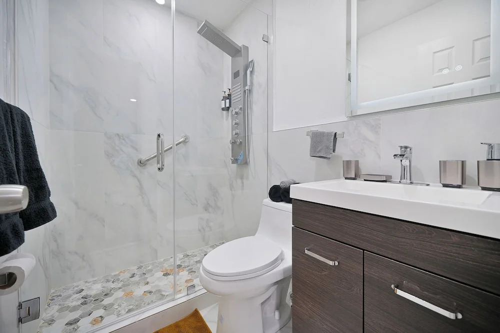 Jungle Getaway Wynwood Massage shower BBQ Patio