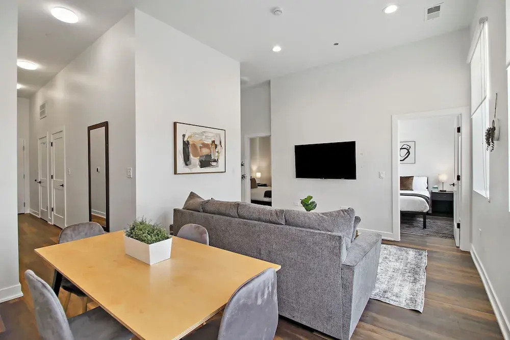 Stylish 4BR Stay - State rep