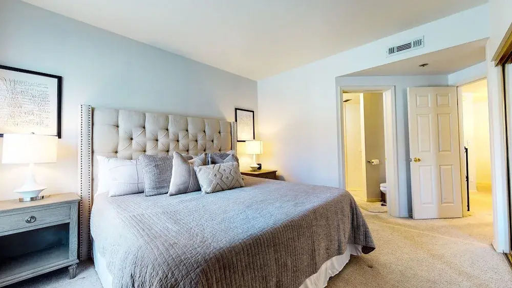 Silver Bear 21 Updated, Light and Bright, Walk to Canyon Lodge and Gondola by RedAwning