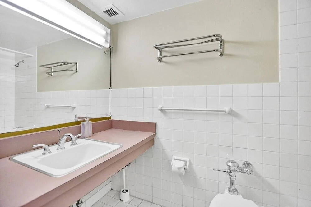 Lovely 2br/1bath, Hallandale Beach, Outdoor Pool & Free Parking!
