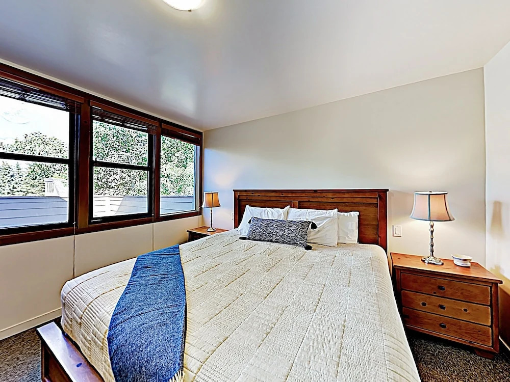 New Listing! Ski Basecamp W/ Hot Tub, Walk To Lift 3 Bedroom Townhouse