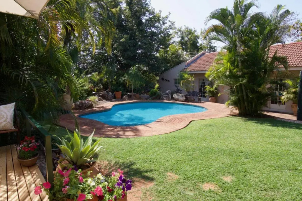 Wonderfully Spacious two Bedroom Cottage in a Quiet Secluded Area of Town on the Edge of the Bush - 1998