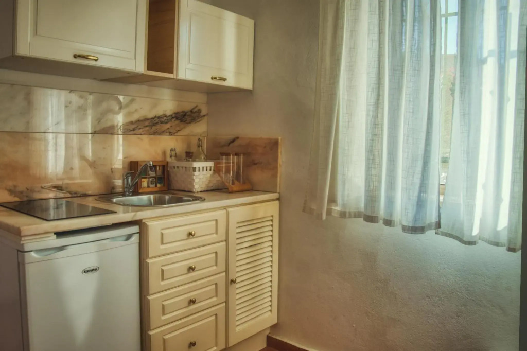 Moonshine Guest House with private studios and private cottage