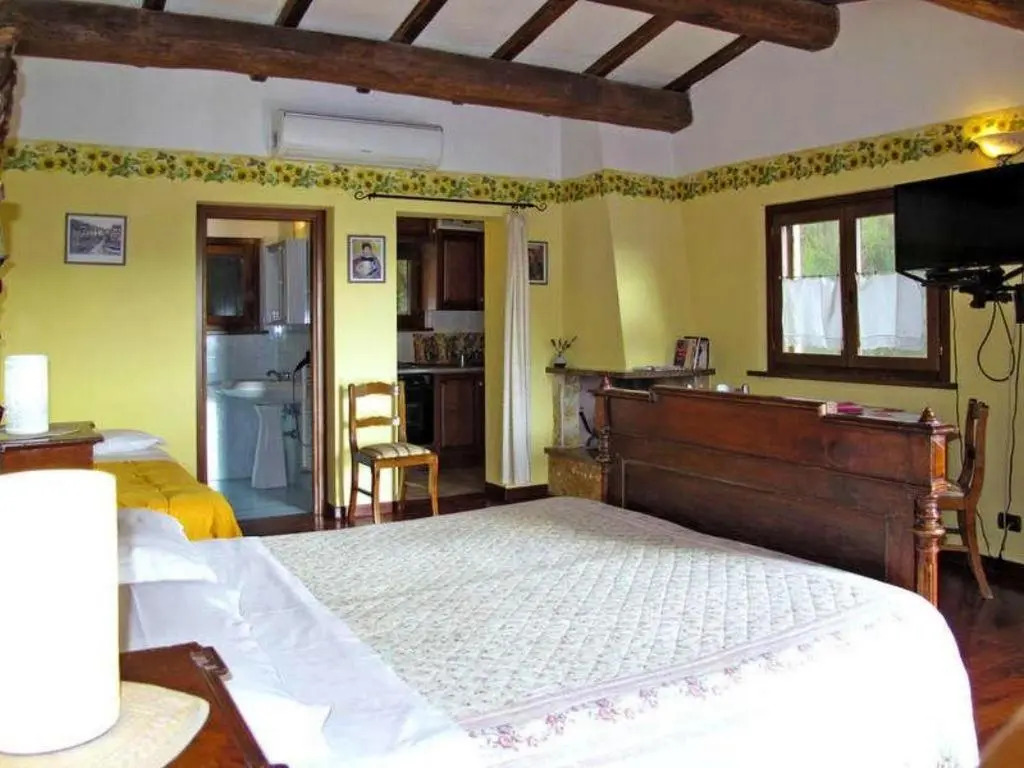 7 bedrooms villa with private pool enclosed garden and wifi at Loc Ramazzano Perugia