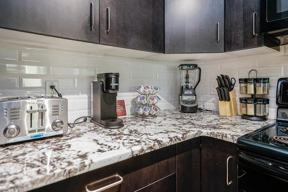 Beautiful 1bd Condo Patio Gym Parking Location