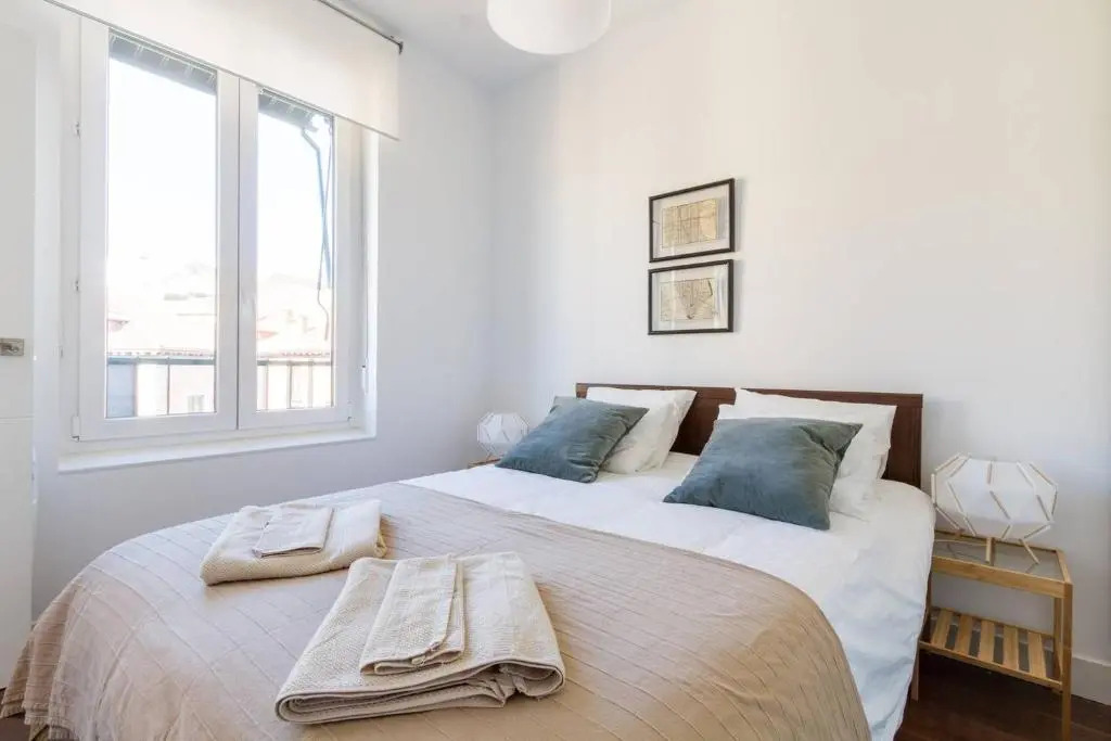 Sunny Apartment at the foot of Royal Palace by Batuecas