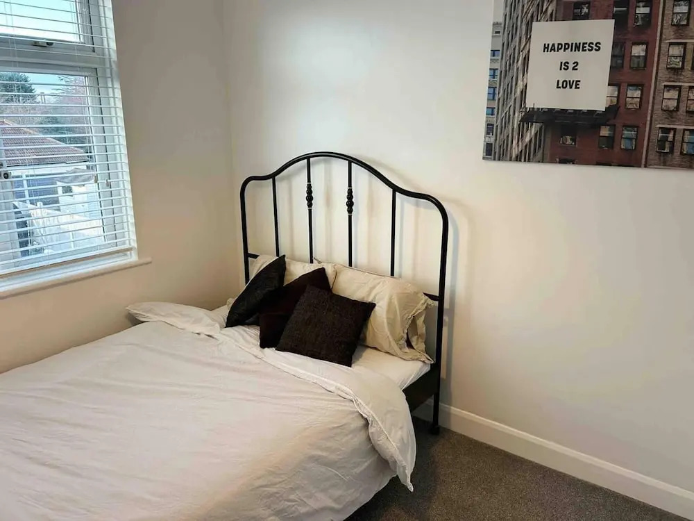 Cool 2 Bed House Hornchurch, Arcade Games, Parking