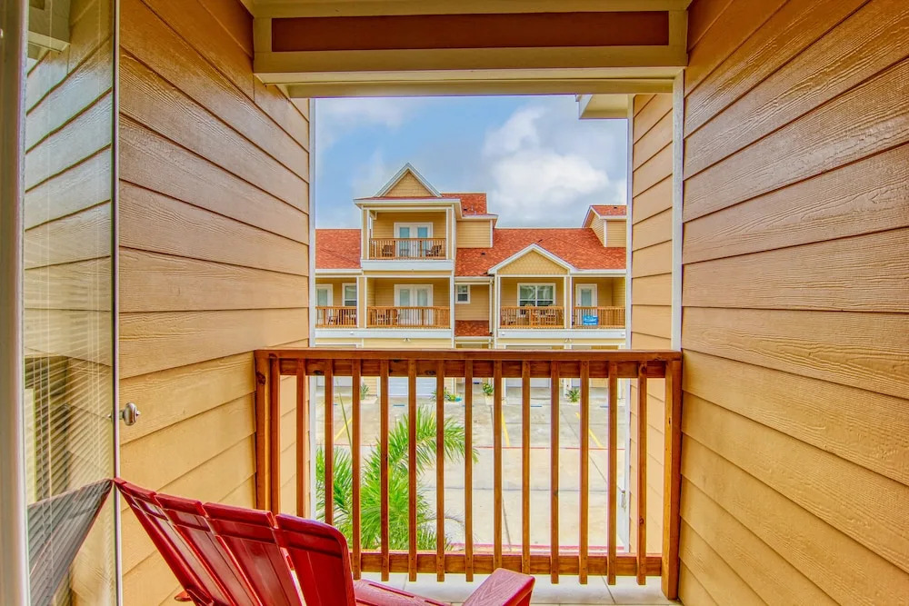 Beach-i-licious 4 Bedrooms 3.5 Bathrooms Townhouse