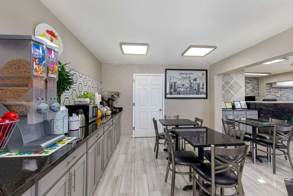 Super 8 by Wyndham Nashville West