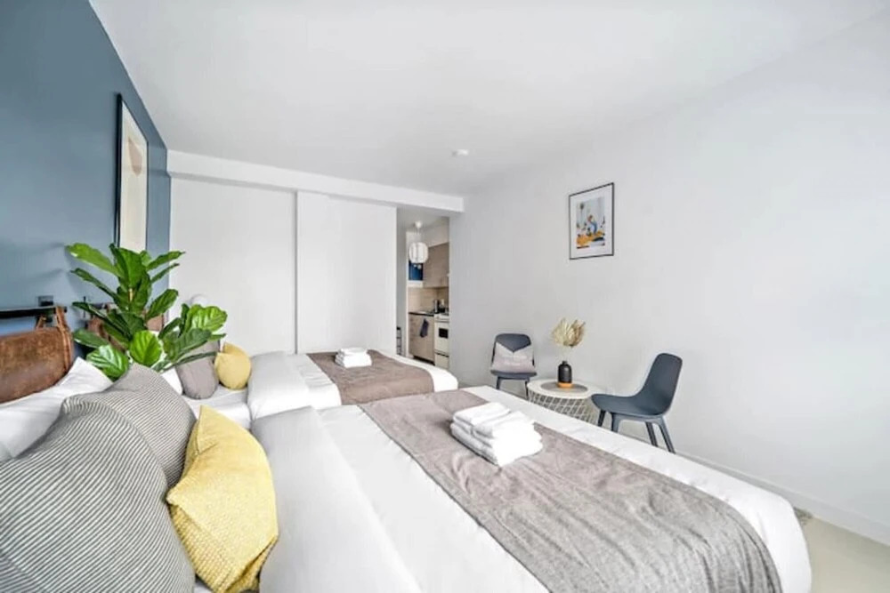 Newly Renovated Studio 2 Queen Size Beds 5 min Walk to Mcgill