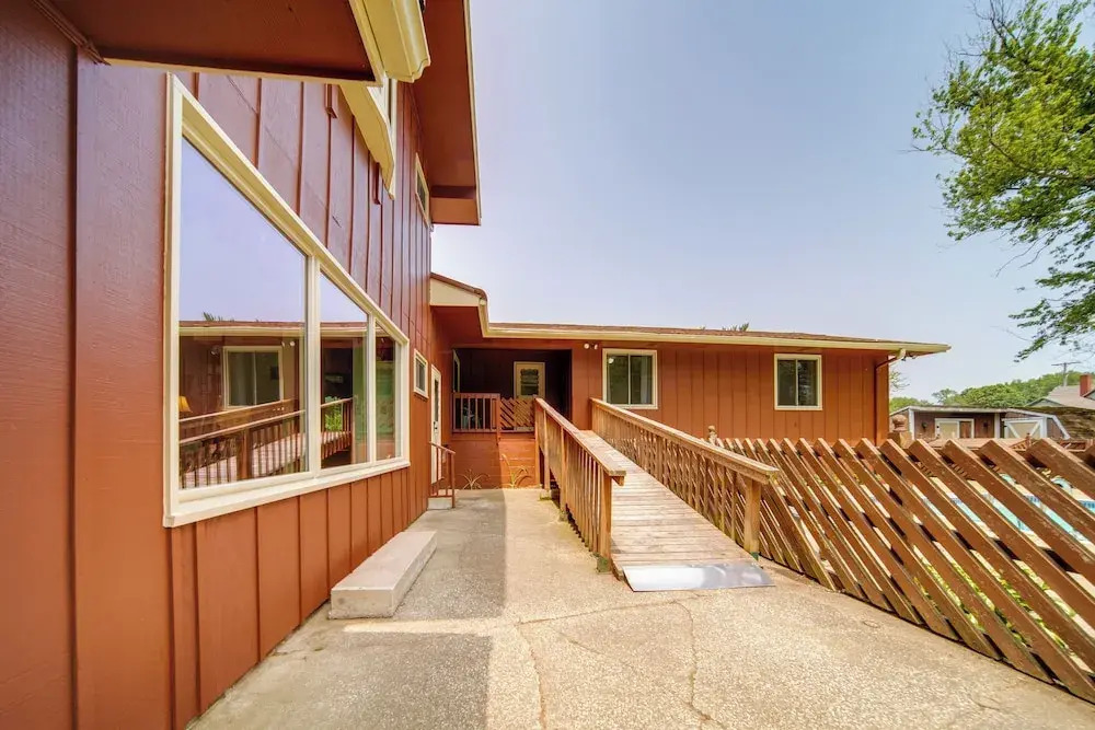 Group-friendly Lake Erie Getaway w/ Private Yard