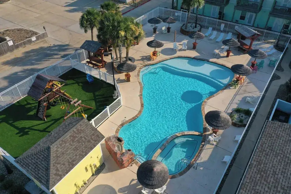 16 Palms by Avantstay Luxury Getaway, Backyard Oasis Pool & Playscape Access