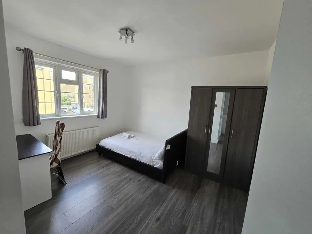 Limehouse Townhomes A Modern 4-bedroom 3-bathroom Townhome With a Private Garden