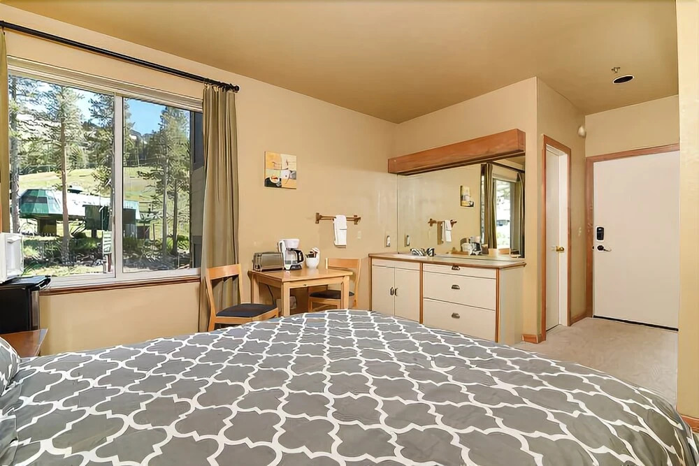 Sun Meadows 4-208a Studio Bedroom 1 Bathroom Condo