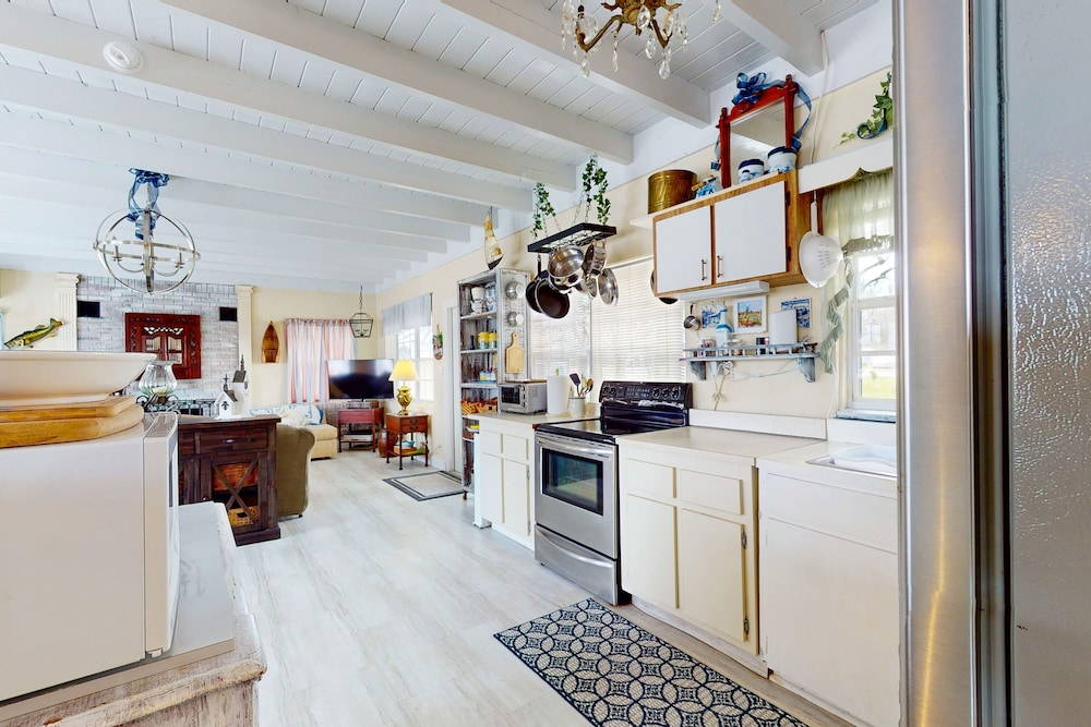 Spacious Lakefront House With Private Dock , gas Grill, Deck and Patio