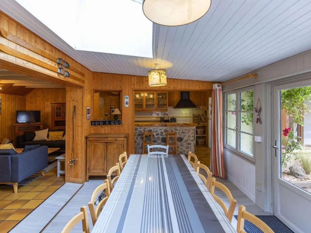 Maison au centre du village, cour privative, au calme, Wi-Fi, cheminée, idéale pour familles. - FR-1-401-234