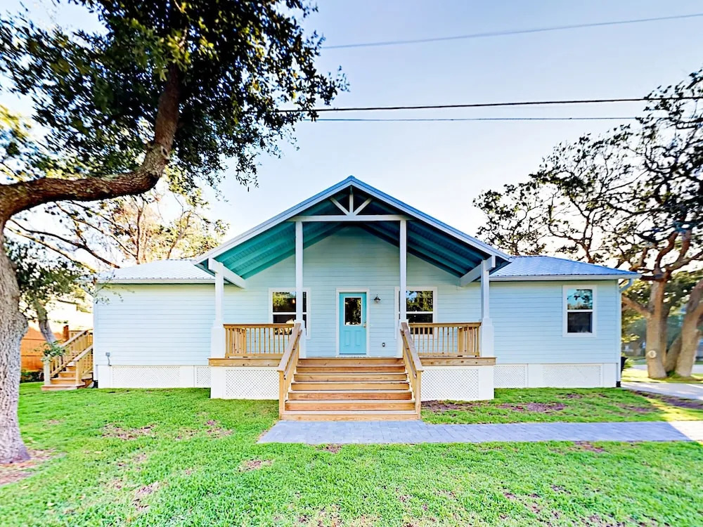 516 Boating Club Home 4 Bedrooms 2 Bathrooms Home