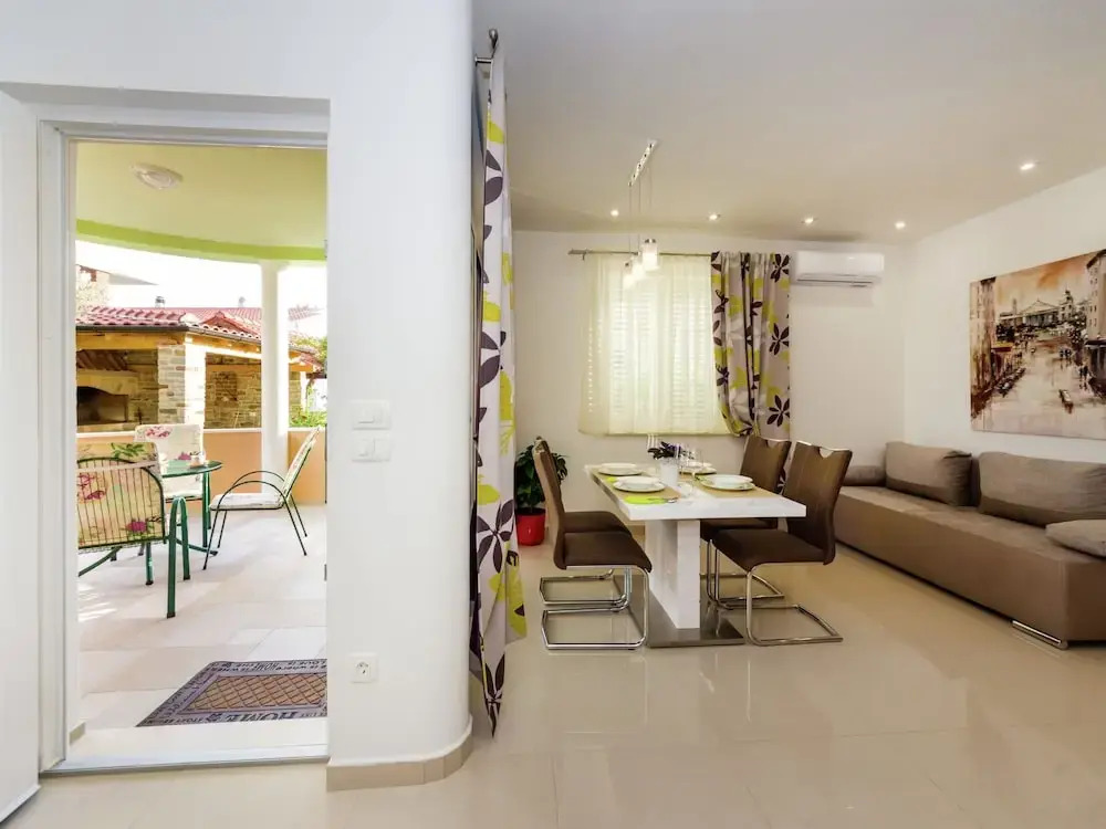 New Luxury Apartment With Nice Garden and Barbecue in a Quiet Area, Wifi