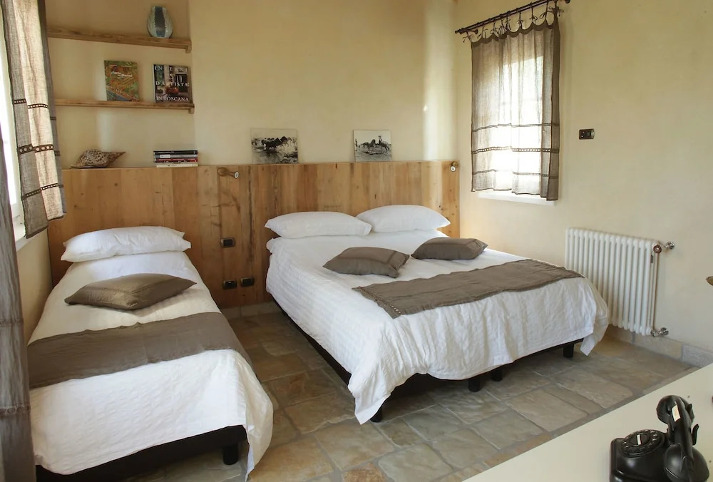 Olimagio Farm Stay with animals and 25m pool, beach at cycling distance