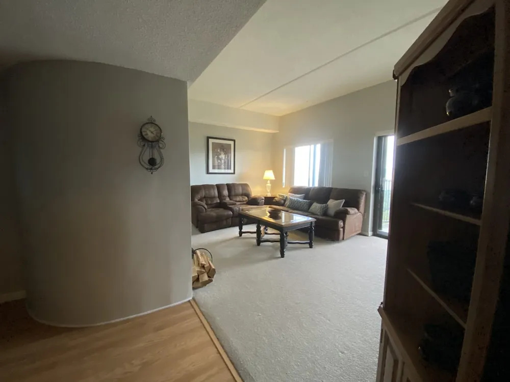 Romantic Getaway 2 Bedroom Condo by Redawning