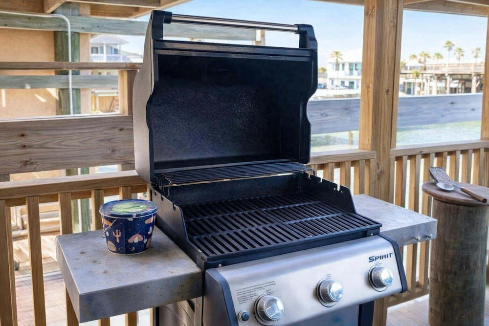 Channelfront - Dock - Fishing - Bbq - Deck 2 Bedroom Home