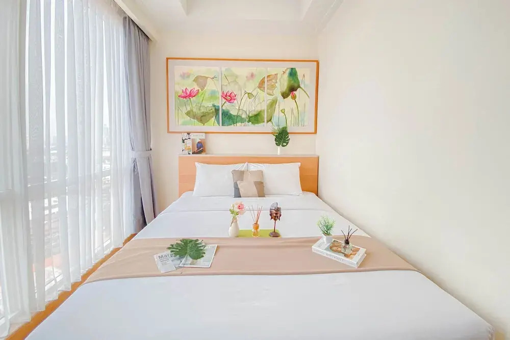 Big and Cozy 1BR with Working Room Menteng Park Apartment