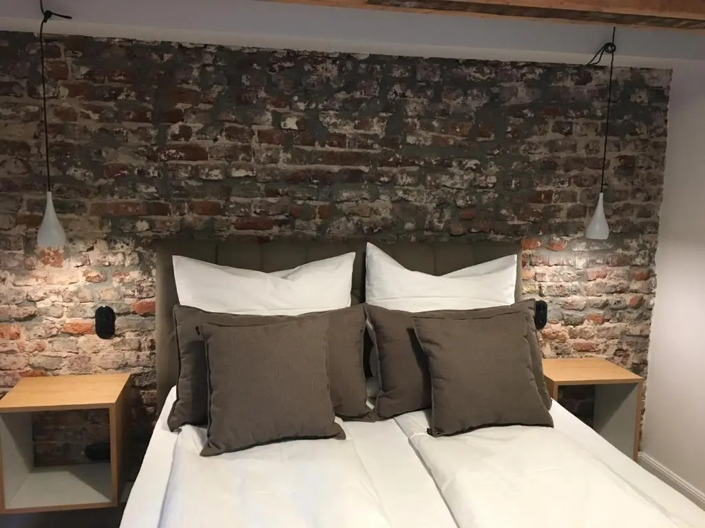 Square Rooms 20