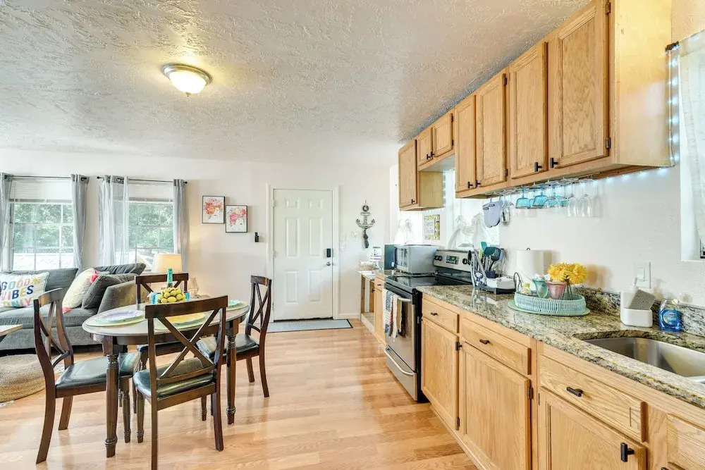 3 Mi to Boardwalk: Bacliff Apartment w/ Hot Tub