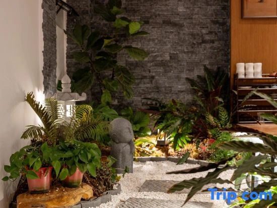 Mangshi Guijing Homestay (Dai Ethnic Ancient Town)