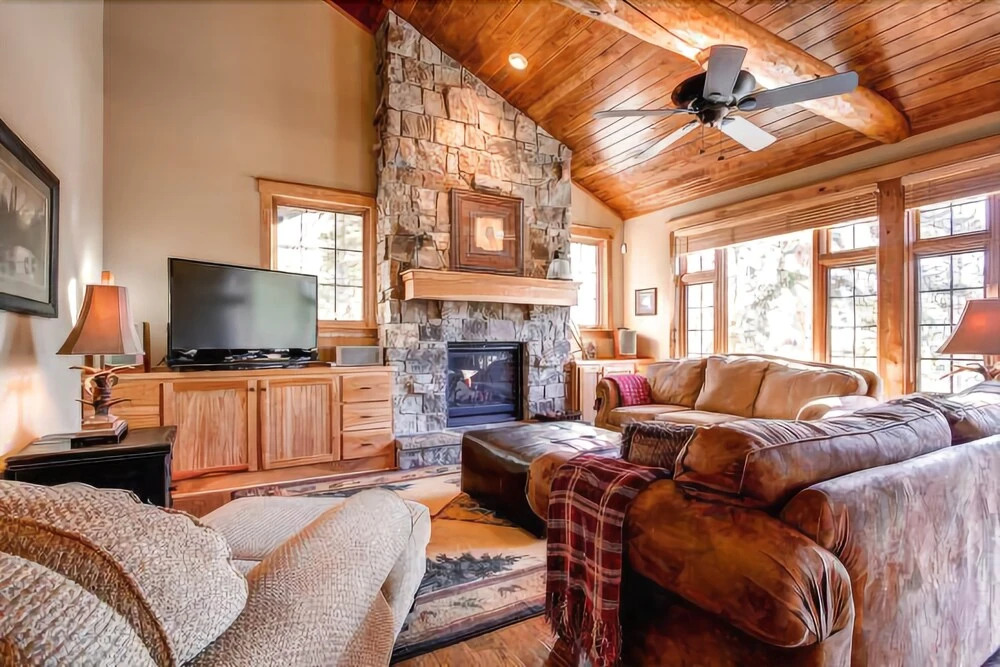 Grand Peaks Lodge