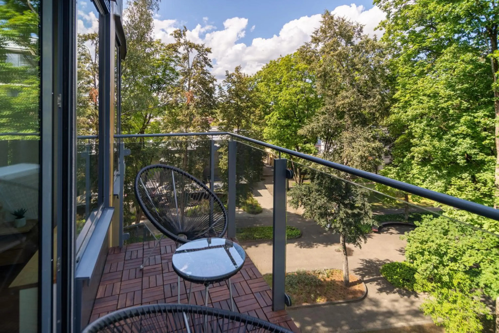 2 Bedroom Apt, 2 garage spots & balconies, self check-in, by Cohost