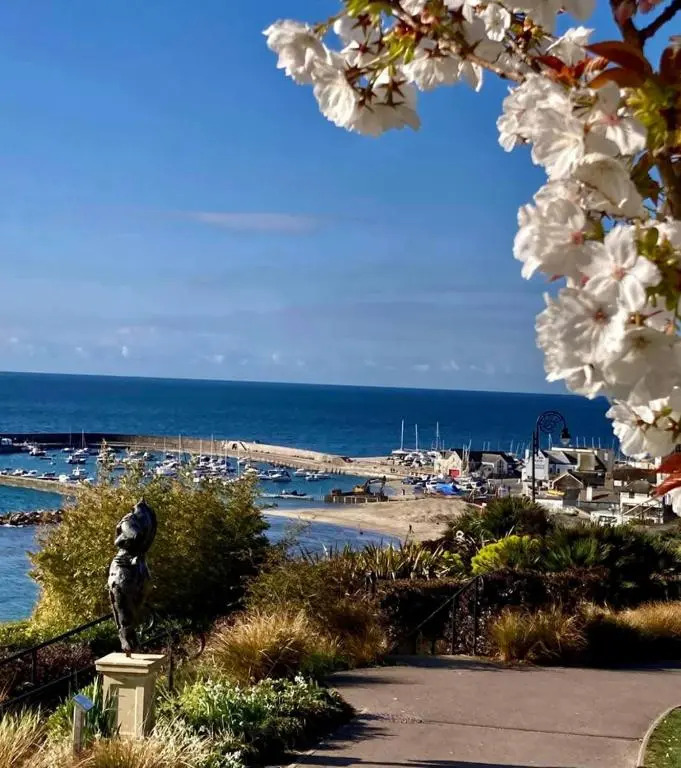 Fantastic spacious house with beautiful panoramic views of the bay Only a few minutes walk from beach harbour and restaurants This house has 3 bedrooms 3 bathrooms and 2 lovely sitting rooms