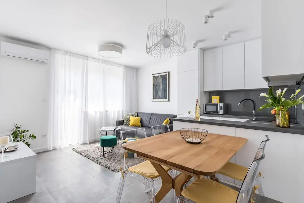 Down Town Apartment With Balconies