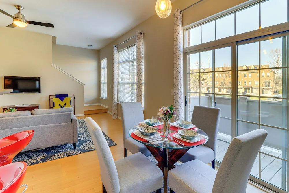 25 Mi to Detroit: Townhome w/ Smart TV!