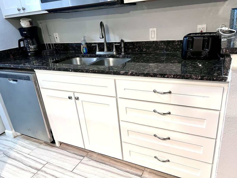 1BD Condo Pool South Irving I40