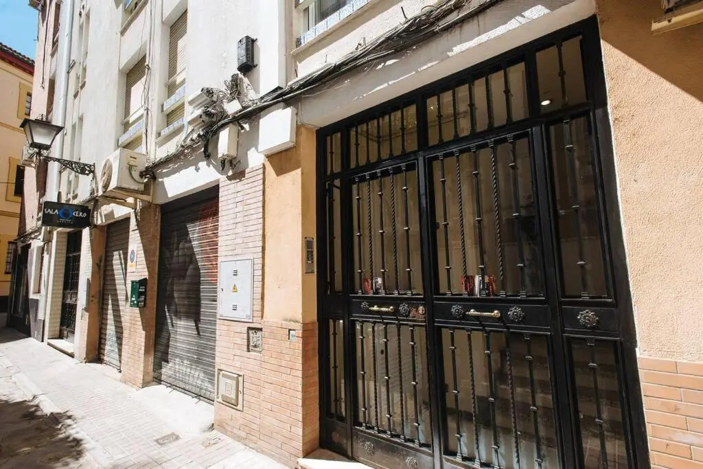 Hostly Sol 2bdr flat with patio in Seville center