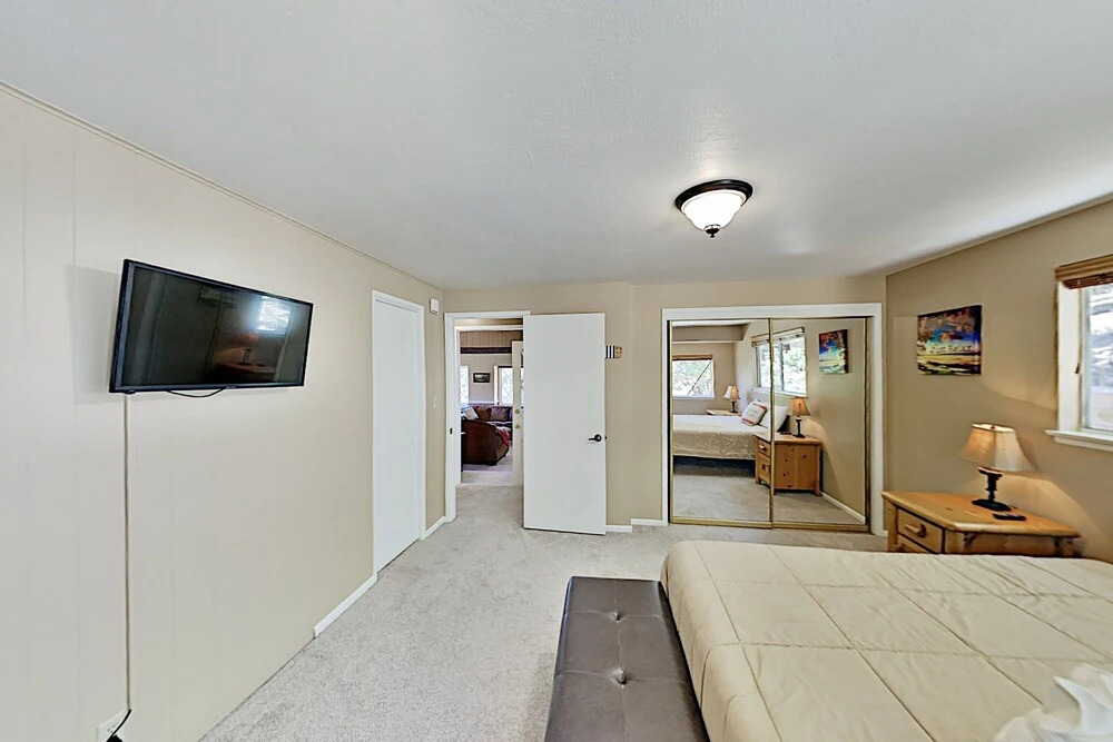 New Listing! All-suite Forest W/ Hot Tub 3 Bedroom Home