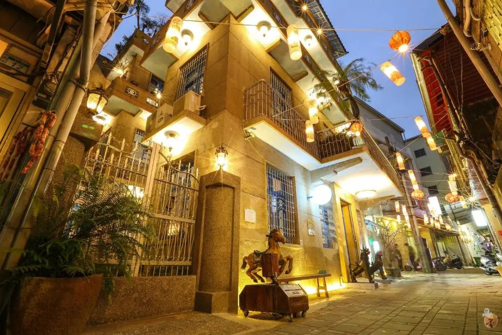 Chikan West House
