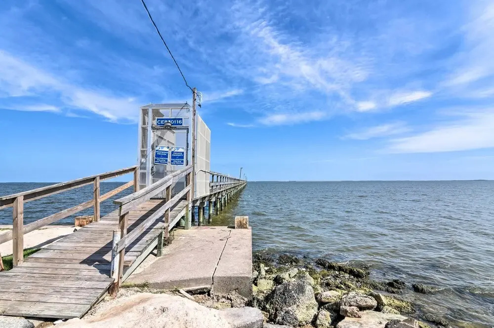 Walk to Sea Isle Beach: Bright Galveston Home!